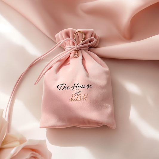 u5255563962_A_single_elegant_pink_velvet_jewelry_pouch_with_the_0811f50a-56f9-4a2a-b7b2-602744532e5b